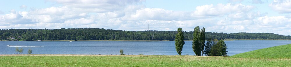 Lövstafjärden i augusti 2010, vy från Lövsta sopstations gamla deponi mot väst, Färingsö i bakgrunden.