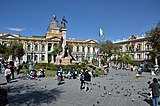 Plaza Murillo, byens sentrale torg anlagt i 1558, med parlamentsbygningen fra 1920-tallet til venstre og presidentpalasset til høyre. Statuen forestiller frihetshelten Pedro Domingo Murillo. Foto: 2012