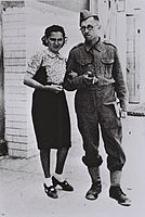 Menachem Begin w mundurze Armii Polskiej na Wschodzie, Tel Awiw-Jafa, grudzień 1942. Obok żona Aliza.