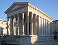 Maison Carrée ve francouzském Nîmes je patrně nejlépe zachovalým antickým chrámem vůbec, zasvěcen byl císařskému kultu.