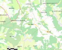 Carte élémentaire montrant les limites de la commune, les communes voisines, les zones de végétation et les routes