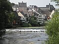 Stadtansicht mit Marburger Rathaus und Wehr vom Hirsefeldsteg aus (Sommer 2016)