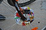 Framhjul på cykel med spoke cards, för visning av tidigare deltagande på alleycats.