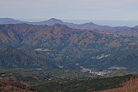 西側の鷲ヶ岳から望む毘沙門岳、左奥に荒島岳