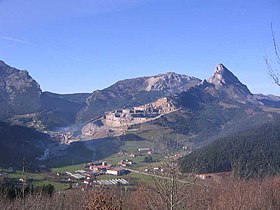 Vue du Mugarra et de la carrière exploitant sa roche calcaire.