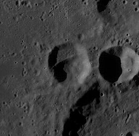 Снимок зонда Lunar Reconnaissance Orbiter. Слева кратер М. Андерсон, справа кратер Рамон.