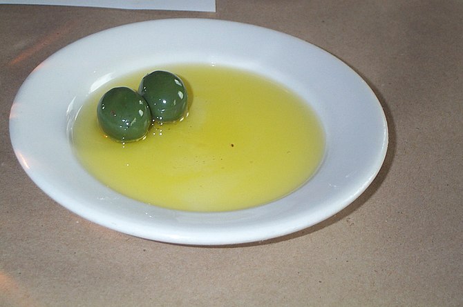 English: Olives in olive oil.