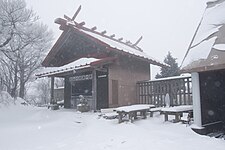 山頂 奥社（3月でもまだ雪が降り積もっている）