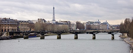 O Pont des Arts e seus sete arcos do Pont Neuf.