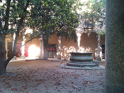 Arcs amb penjants del pati del claustre del Convent de Sant Domènec de Vic