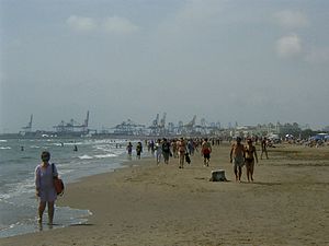 Playa de Las Arenas Valencia España en verano.jpg