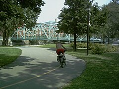 Pont Charlevoix vu de la piste cyclable