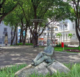 Place Pedro Américo à João Pessoa, avec une statue du poète Augusto dos Anjos, en 2019.