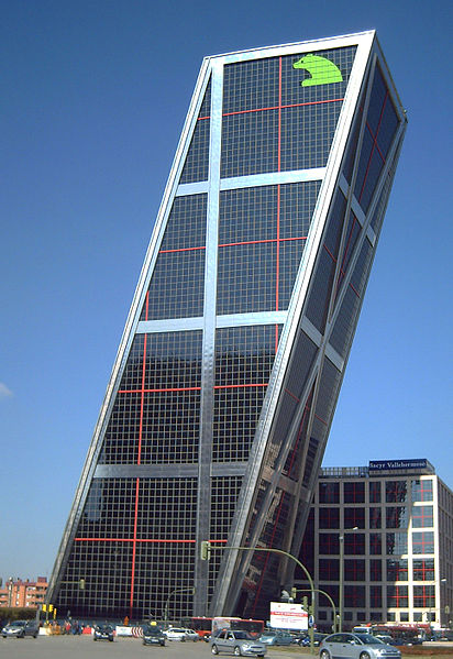 412px-Puerta_de_Europa_I_(Madrid)_01.jpg