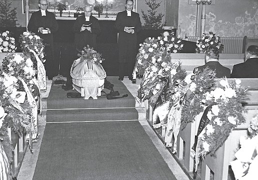 Отпевание С. Я. Лауриккала в церкви Пюхяранта. Слева направо: настоятель Юхани Яскеляйнен, пробст К. А. Саарилахти, настоятель Ээро Хюттинен. 1957 год