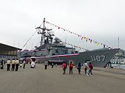 2014年3月27日下午，天候转阴，敦睦远航训练支队表演节目开始前的子仪军舰与东五号码头。