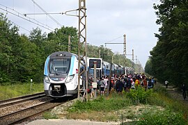 Un Regio 2N déposant les randonneurs sur le quai.