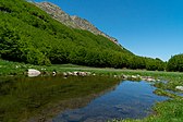 Riflesso dei monti nei pressi di Prato Spilla nella stagione estiva.jpg