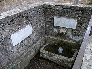 Notre-Dame de Buglose, marque l'endroit où une statue de la Vierge est restée cachée 50 ans pour échapper aux troubles des guerres de Religion dans les Landes.