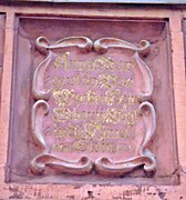 Schloss Monsheim, Inschriftkartusche „Anna Margareta von Wachenheim geborene Vögtin zu Hunollstein“; Gattin des Generals Otto Ludwig von Wachenheim († 1660), Tochter des Johann Adam v. H. dem Gründer der söterische Linie[21]