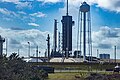 Torre di lancio della SpaceX con Falcon 9 in posizione di lancio