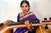 Saraswati vina, instrumento musical de cuerdas tradicional en India, con tumba, segundo resonador que puede ser de calabaza de Lagenaria siceraria, que a veces no es funcional pero sirve de contrapeso, uno de los instrumentos más antiguos y reverenciados de la India.[157]​