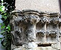 Tête de chapiteau de l'ancienne église du XIIIe siècle utilisée en réemploi dans une maison.