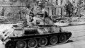 Carri armati sovietici entrano a Simferopoli durante la battaglia di Crimea