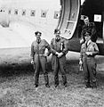 Le pilote de la RAF, Brian Shepheard, et son équipage devant leur Douglas Dakota à Gatow pendant le pont aérien de Berlin en 1948.
