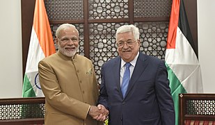 الرئيس الفلسطيني محمود عباس مستقبلًا رئيس الوزراء الهندي ناريندرا مودي في المقر (2018)