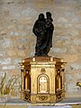 Vierge à l'Enfant en bois sculpté et un petit tabernacle de style Louis XVI.