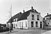 Gepleisterde boerderij, waarvan het woonhuis een afgewolfd pannen zadeldak bezit en de stal een hoog pannen dak