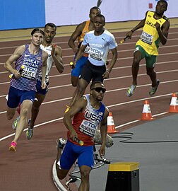 Zielkurve in der dritten Runde: der US-Amerikaner Justin Robinson vor dem Briten Lewis Davey, dem Franzosen David Sombé, Laone Ditshetelo für Botswana, Ramsey Angela (Niederlande) und Zandrion Barnes (Jamaika)