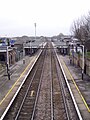 La stazione della London Overground vista verso ovest dal cavalcavia dell'autostrada A112