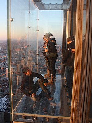 Vom Glasbalkon auf dem Skydeck des Willis Towers in Chicago auf die Metropole von Illinois herunterschauen (Photo: Wikipedia)