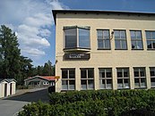 Äppelviksskolan, Alviksvägen 97, Äppelviken (1941). Den östra flygeln av folkskolan byggdes in i den nya skolbyggnaden, ritad av Paul Hedqvist.