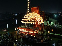 宵祭で御葭橋を通過する巻藁船