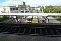 Pohled z nástupiště železniční zastávky na ulici Moränenende