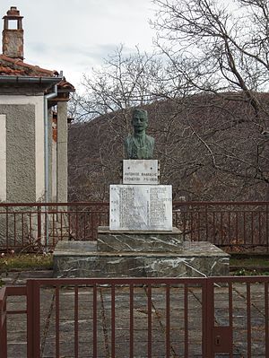 Бюст на загиналия Влахакис в Осничани и паметна плоча на М. А. Заглинас, Карзиос, Кациапи, Карзиу, Сиомадис, М. Ас. Мартсис, Зеглинас, Ставропулос, Киру, Ненос, Калоянис, Коцопулос, Кузарис, Диамантопулос, Котсопулос, Димитриос, Е. Василеос, Анна, Бая, Томас (свещеник), С. Христос, А. Теодорос, А. Ставрос, Д. Аргириос, Г. Христос, Д. Стерьос, П. Атанасиос, А. Георгиос, В. Лимос, П. Христос