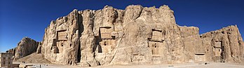 Le site archéologique iranien de Naqsh-e Rostam, près de Persépolis, dans le Fars. (définition réelle 9 500 × 2 641)