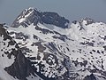 Mohnenfluh links der Mitte, ganz links das Zuger Hochlicht mit der Ruine der Bergstation. Vorn eine Seilbahnstation auf dem Kriegerhorn.