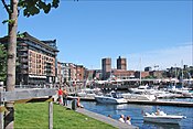 Aker Brygge mit Rathaus