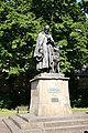 Lincoln Katedrali önündeki meydanda şair Alfred Tennyson anıtı