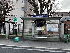 Abribus JCDecaux implanté à Villejuif, accompagné d'un poteau d'arrêt temporaire et un panneau SIEL recouvert d'une bâche.