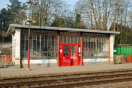 L'ancien abri de quai en brique et en fer forgé.