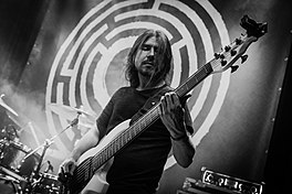 Bassist Thomas Veldhuis by reüny fan Chiraw yn 2018