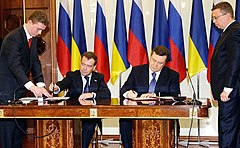 Presidentit Dmitri Medvedev ja Viktor Janukovytš allekirjoittamassa sopimusta.