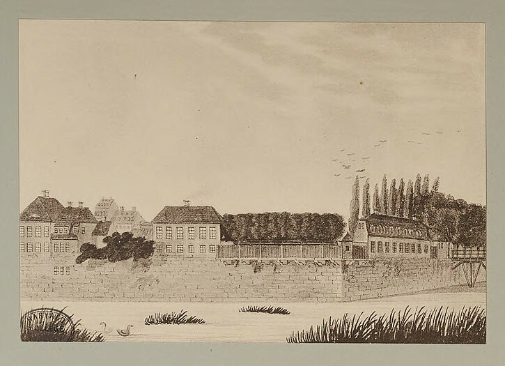 Dresdens Festungswerke im Jahre 1811 - Fortsetzung des Prospekts No 8. von der Zwinger-Brücke an bis ans Wilsdurffer Thor-Accishaus, darstellend die auf der Stadgraben-Mauer stehenden Häuser Löb's von 9 Fenstern, Strubelt's von 6 Fenster, Bodin's und das Accishaus (jetzt die vier Häuser vom Weber's Hotel bis zur Gambrinus Restauration, Zwingerstraße 1-4) Aufgenommen auf der Festungs-Mauer zunächst des Wilsdruffer Thores. Löb's Haus stund dem Silberhammer grade gegenüber, wo jetzt das hohe steinerne Trottoir anfängt; Strubelt's Haus hat duch zweymalige Verlängerung jetzt 11 Fenster erhalten. Das Wilsdruffer Thor-Accishaus, so jetzt dem Parpluyemacher Lustig zugehört, ist dermalen ebenfalls um etwas vergrößert und mit einem Fronton-Dach versehen.