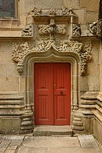 Porte en accolade de la chapelle Saint-Guillaume, ornée de culots sculptés et de choux frisés.