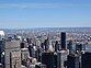 Blick vom Empire State Building nach Nord-Ost: links MetLife-Gebäude (ehem. PanAm), mittig Chrysler Building, im Hintergrund Buchten von East River